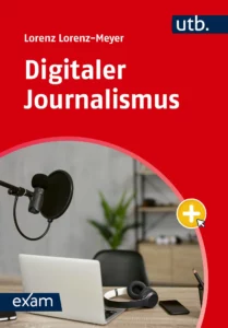 Titelbild des Buches "Digitaler Journalismus" zeigt einen Arbeitsplatz mit Laptop, Smartphone, Mikrofon und Kopfhörern.